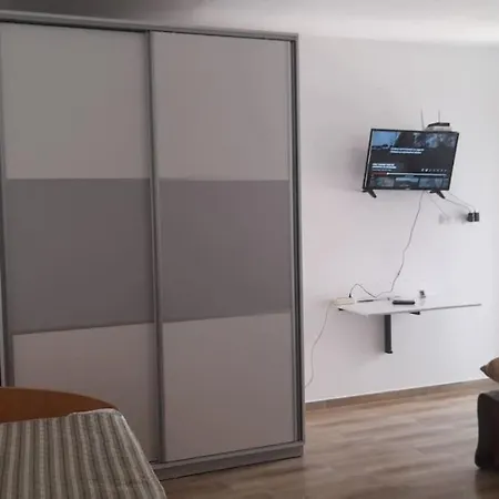 100 Metra Larg Plazhit Apartament
