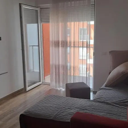 100 Metra Larg Plazhit Apartament